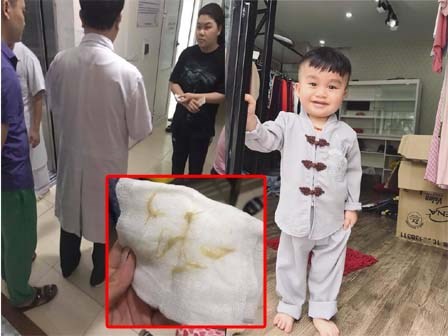 Để con trai chơi cùng hộp giấy ăn, mẹ trẻ suýt ân hận cả đời vì con bị tắc phổi, suy hô hấp đến tím tái cả người