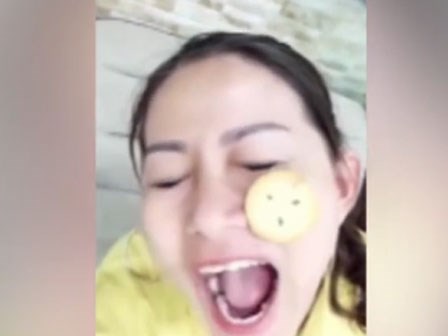 Nếu để bánh trên trán, không dùng tay thì làm thế nào để ăn bánh