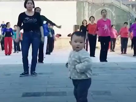 Em bé chăm chỉ thể dục 