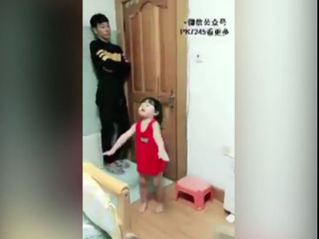 Điên tiết” vì con ham chơi game, mẹ lột mũ bảo hiểm đập tan máy tính quán net-1