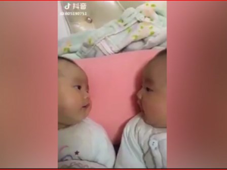 Hai bé sinh tán chuyện sôi nổi cùng nhau