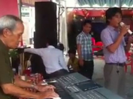 Cụ ông đệm đàn cực đỉnh ca khúc 