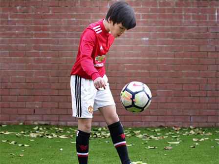 Bé Harper diện đồ như chim cánh cụt đáng yêu, hôn bố Becks cực tình cảm-8