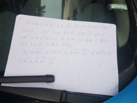 Đỗ xe trong ngõ, lúc quay về tài xế xấu hổ vì mảnh giấy nhắn để lại