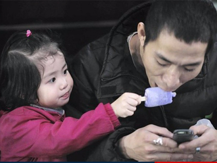 Bài văn Con ước gì mẹ không có điện thoại di động của cậu bé lớp 2 gây xôn xao MXH quốc tế-2