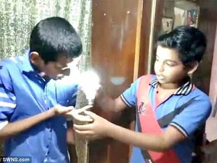 Cậu bé Ấn Độ dùng da trần phát điện làm sáng bóng đèn