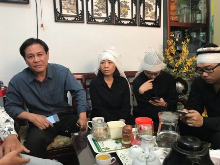 Nỗi đau của gia đình bảo vệ siêu thị ngã xuống đất tử vong sau khi giằng co chiếc ô che nắng với dân phòng