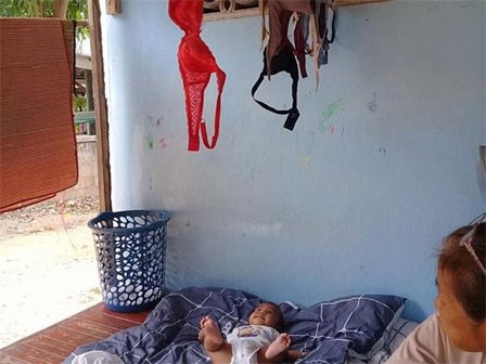 Nhờ bà trông cháu ít phút, mẹ bỉm sữa ngỡ ngàng khi quay lại thấy cảnh tượng này