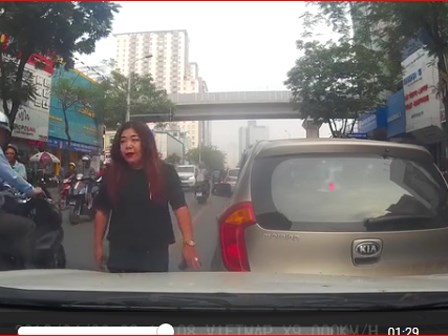 Nữ tài xế lùi ô tô đâm vào xe người khác còn hùng hổ xuống bắt đền