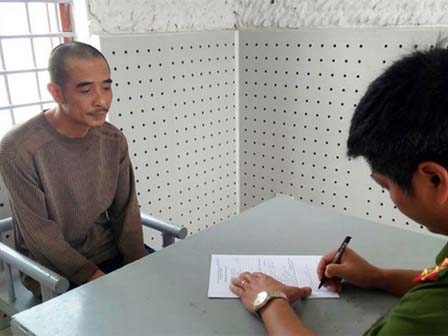 Xét xử vụ chồng sát hại vợ con vì nghĩ bé 2 tuổi không phải con đẻ: Bị cáo nhìn di ảnh 2 mẹ con, cúi gập người xin lỗi gia đình vợ-9