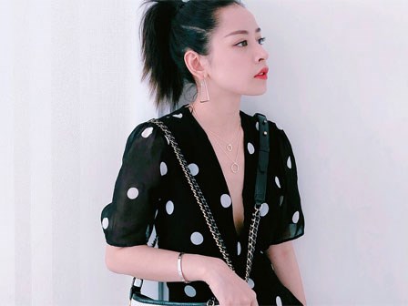 Chi Pu giờ đã biết chăm mặc váy điệu, đi giày cao gót xinh quá đây này