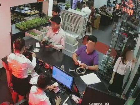 Khách hàng day dứt vì bị camera ghi lại hình ảnh trộm iPhone ngay tại quầy lễ tân