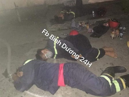 Lính cứu hỏa kiệt sức, ngủ tại hiện trường vụ cháy ở Bình Dương