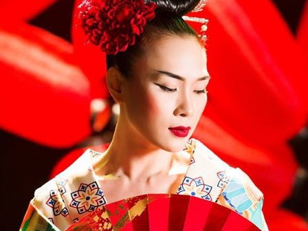 Mỹ Tâm bầm chân do múa quạt, rét run vì ngâm trong bồn khí Ni-tơ khiến fan xót xa khi quay MV