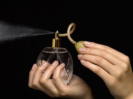 Giết mẹ và em gái xong, nghịch tử tô son, xịt nước hoa vào thi thể
