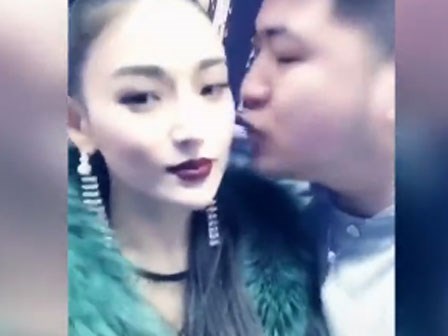 Chết cười với phản ứng của bạn khi bất ngờ bị hôn