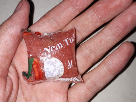 Chồng tiết lộ bí mật phía sau chiếc khăn mặt rách bươm của vợ, dân mạng người cảm động người chê bai-5