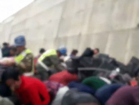 Xe chở xăng bị lật, người dân cầm chai chạy ra hôi của” và sự bất lực của tài xế-5