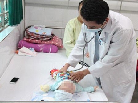 Mẹ cho con uống oresol sai cách, bé gái 8 tháng tuổi phải nhập viện khẩn cấp