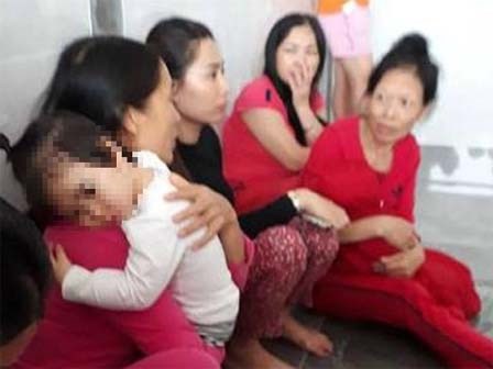 Sản phụ mới sinh phải bế con chạy từ tầng 20 xuống đất khóc nức nở vì chuông báo cháy