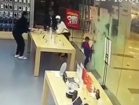 Cửa kính bất ngờ vỡ vụn, phụ huynh hoảng hốt khi thấy gương mặt của con trai