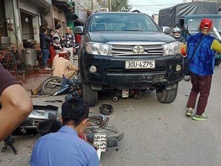 Ô tô tông 3 xe máy và taxi, bé 7 tuổi tử nạn