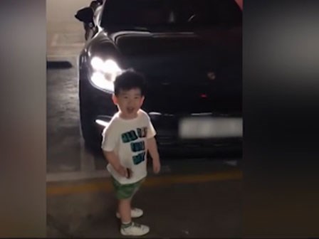 Em bé 2 tuổi quyết lấy 