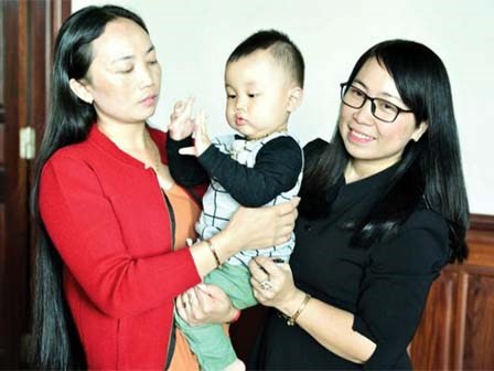 Thương chị 13 năm khốn khổ tìm con, em gái quyết đối diện nguy hiểm để chị được... làm mẹ