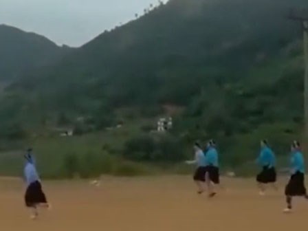 Chết cười khi chị em mặc váy đá bóng