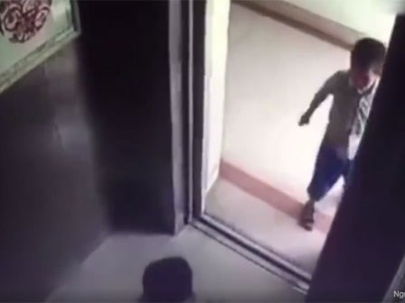 Bé 2 tuổi chết thảm, vì bị bé 5 tuổi vô tình nhốt thang máy