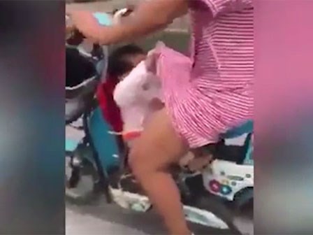 Mẹ đang bon bon lái xe, em bé tốc váy mẹ xem có giấu gì bên trong không