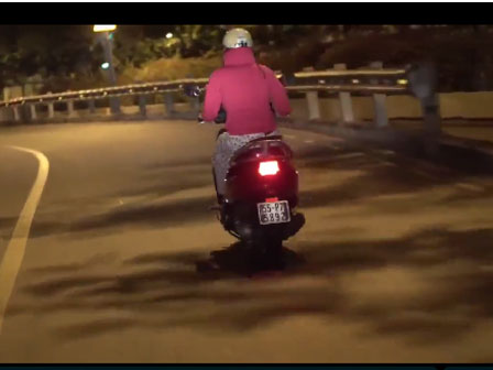 Nữ ninja lead lao thẳng xe vào shop quần áo-1