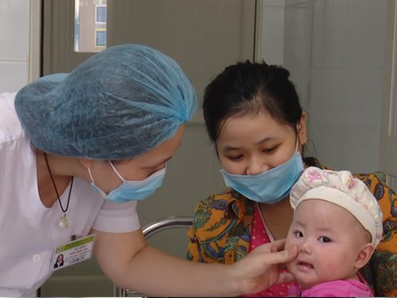 Phát ban toàn thân, sốt ≥ 39°C- 40°C – Bác sĩ nhắc phụ huynh có trẻ nhỏ hết sức lưu ý
