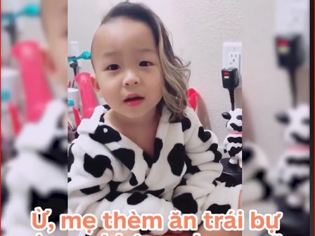 Khi em bé ăn vạ giành ăn với mẹ