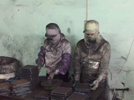 Rùng mình quy trình chế củi tre thành thuốc trị ung thư