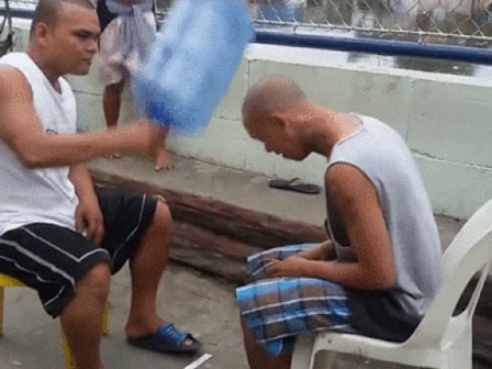 Chơi oẳn tù tì theo phong cách hai anh đầu cứng