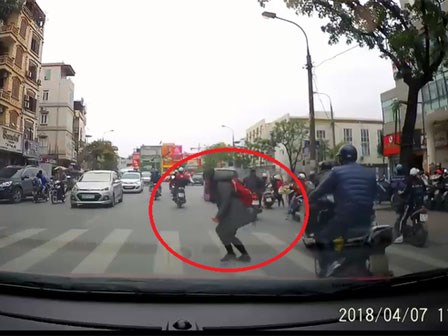 Nhường đường cho bé gái đi bộ, 