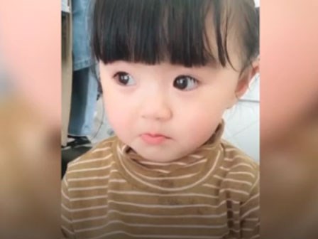 Cái lườm của cậu bé khiến người lớn không khỏi xuýt xoa, vội lấy máy ra quay