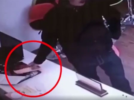 Người đàn ông vào nhà trẻ trộm điện thoại ngay trước mặt cô giáo