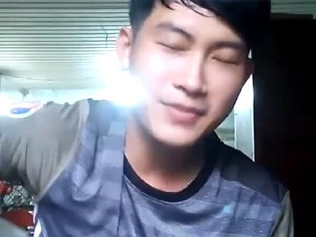 Hát xong một bài thì mặt cũng... sưng