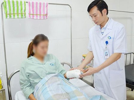 Nữ sinh bị bạn cùng lớp đánh gãy tay bằng tuýp sắt