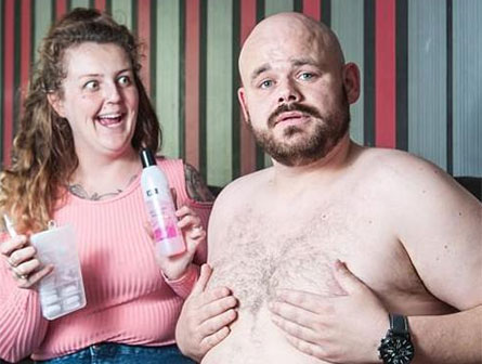 Thích gấu bông nhưng không dám xin mẹ, cậu bé tự chui vào máy gắp thú lấy rồi mắc kẹt không ra được-4