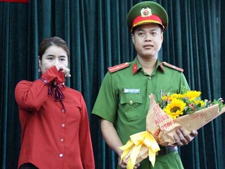 Người phụ nữ bật khóc khi gặp lại ân nhân vụ cháy Carina: “Lúc ấy tôi chỉ kịp hỏi tên