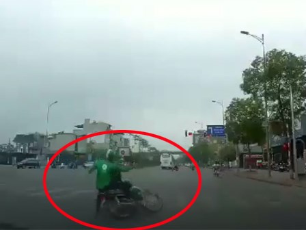 Người đàn ông mặc áo GrabBike vượt đèn đỏ gây tai nạn giao thông, khách ngồi sau bỏ chạy mất hút