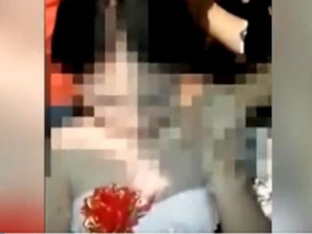 Nhức mắt cảnh hàng chục khách mời nam vây quanh 'sàm sỡ' phù dâu trong đám cưới