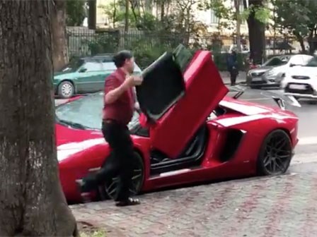 Clip 'nỗi khổ của chủ xe Lamborghini mui trần khi gặp mưa' được chia sẻ khắp MXH vì quá hiếm khi được thấy tận mắt
