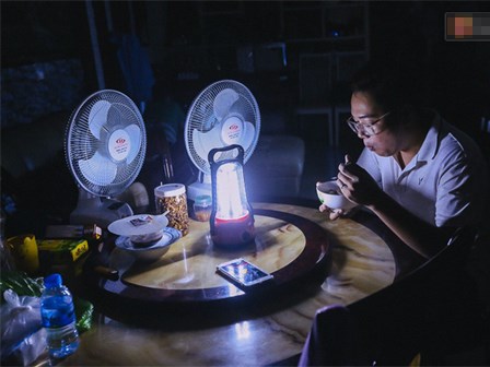 Cuộc sống u tối, lạnh lẽo của những cư dân bám trụ chung cư Carina sau vụ cháy 13 người chết