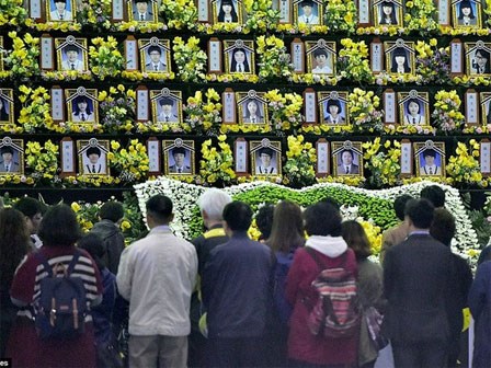 4 năm trôi qua, những câu chuyện buồn từ thảm kịch chìm phà Sewol khiến người dân Hàn Quốc nghẹn ngào nước mắt