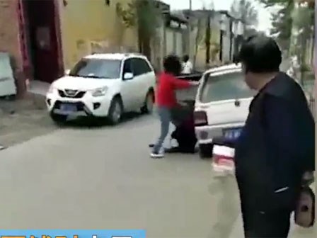 Phẫn nộ con gái đánh đập mẹ giữa chốn đông người chỉ vì hiểu lầm nhỏ