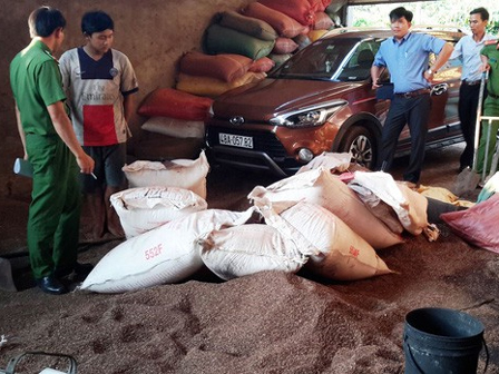 Ớn lạnh khi xem cách sản xuất cà phê nhuộm than pin-1